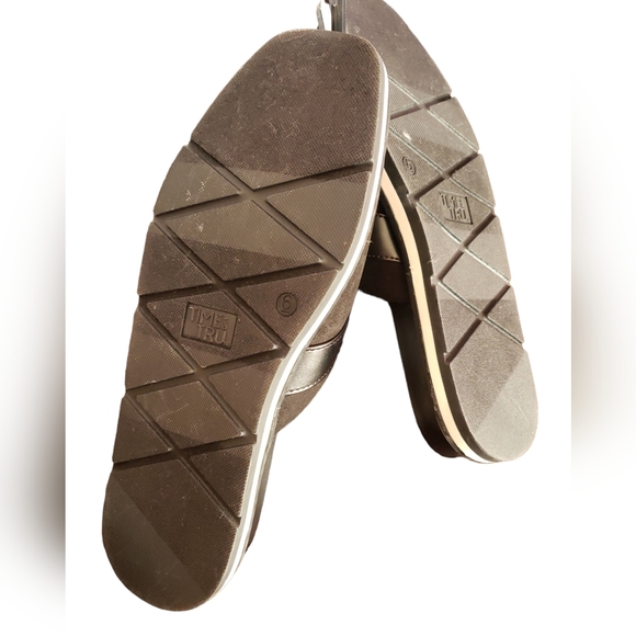 9 Time&Tru Black/White Suade with Silver Buckle Sandals New - Picture 3 of 3